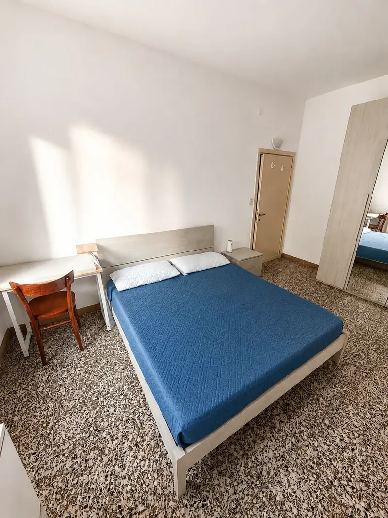 Camera matrimoniale arredata in un appartamento condiviso gestito da Rennovo a Milano